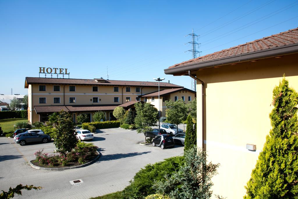 Hotel Del Parco Vigevano Exteriör bild